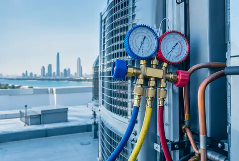 متى يحتاج مكيفك إلى شحن فريون، ومتى يكون السبب تسربا؟